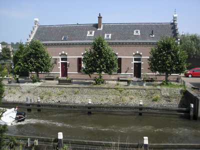 905669 Gezicht op de sluiswachterswoning bij de schutsluis tussen de Vecht en het Amsterdam-Rijnkanaal te Maarssen.